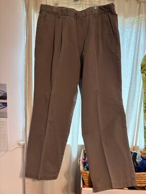 Dockers Men's Brown Pleated Chinos